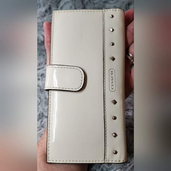 Coach Ivory Patent Leather wallet, bifold, snap closure with Stud detail - Picture 3 of 8